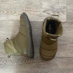 REI Dreamer Ankle Booties Mens 7 / Womens 9 in Olive Green
